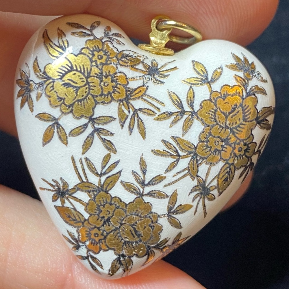 EUC Vintage, Porcelain? Gold and White Floral Heart Pendant